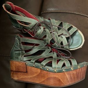 Bed Stu Shirin platform with wooden soles!